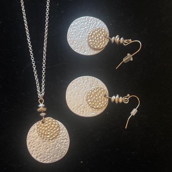 Elegant Silver Necklace and Earring Set - Picture 4 of 5